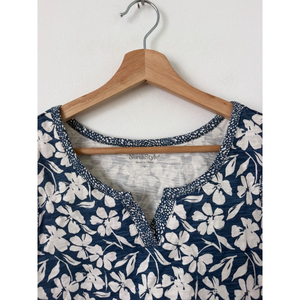 North Style Blue Floral Sleeveless Top – Women's Medium – NWOT - Picture 3 of 5